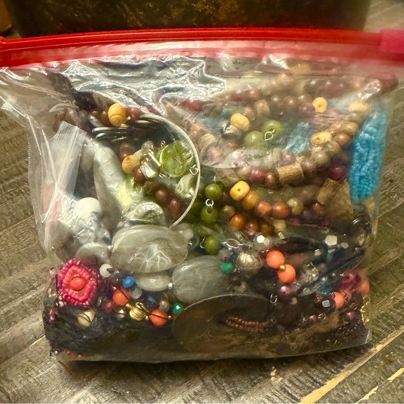 2 LBs vintage mod jewelry lot~ MOSTLY NECKLACES 1.13 A - Picture 1 of 4